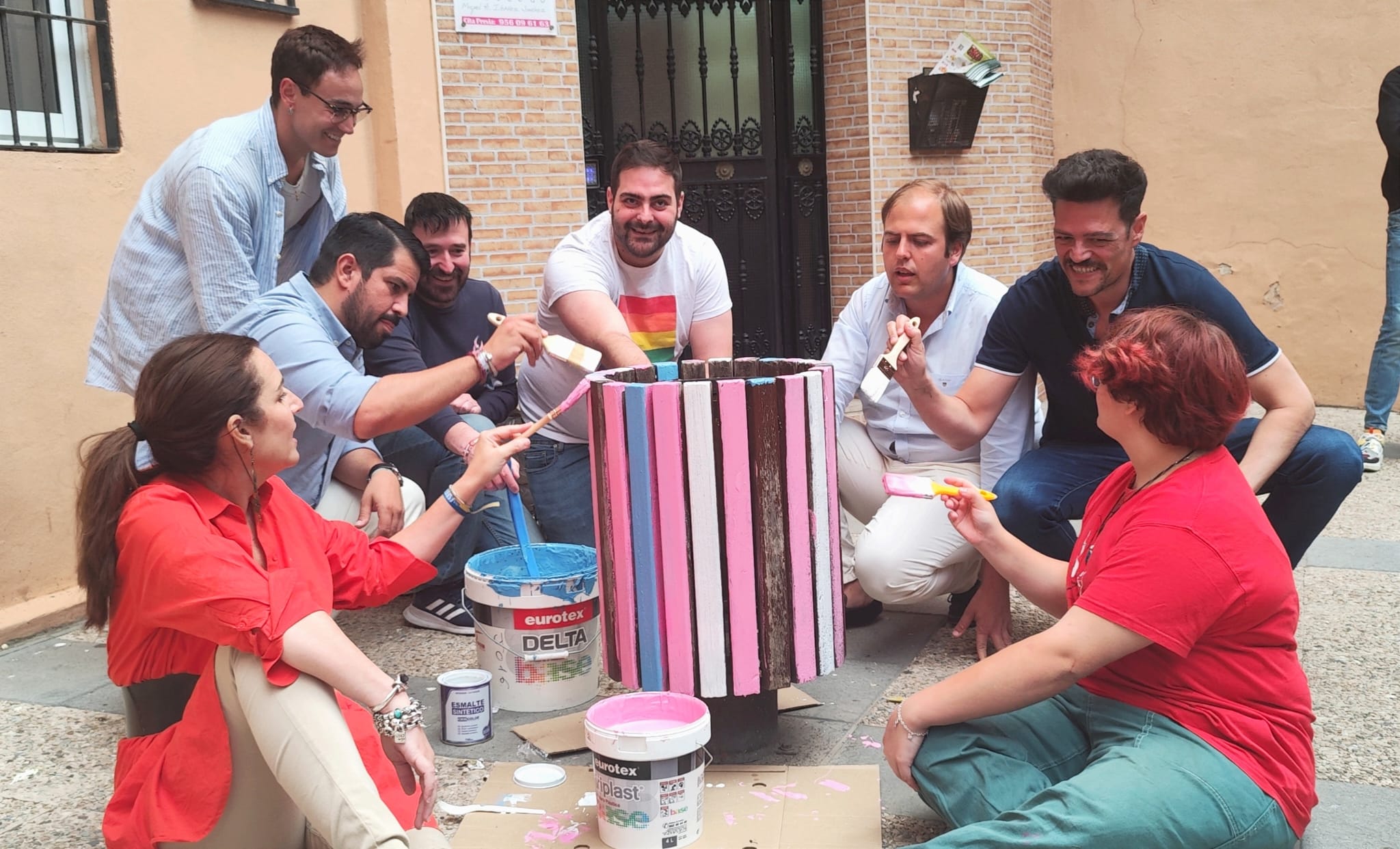 #ALGECIRAS Roja Directa y Comité AntiSida pintan un banco y una papelera con motivos LGTBI+