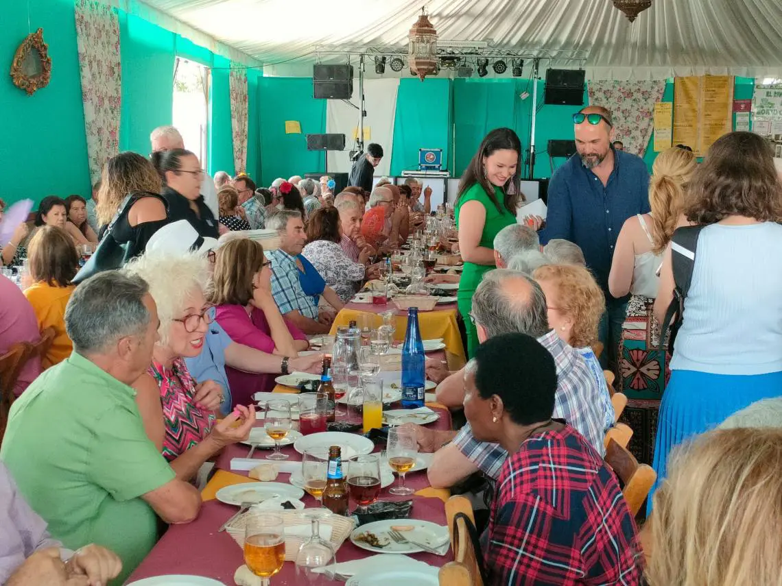 #FERIALOSBARRIOS Los Barrios rinde homenaje a los mayores con el tradicional almuerzo en la feria