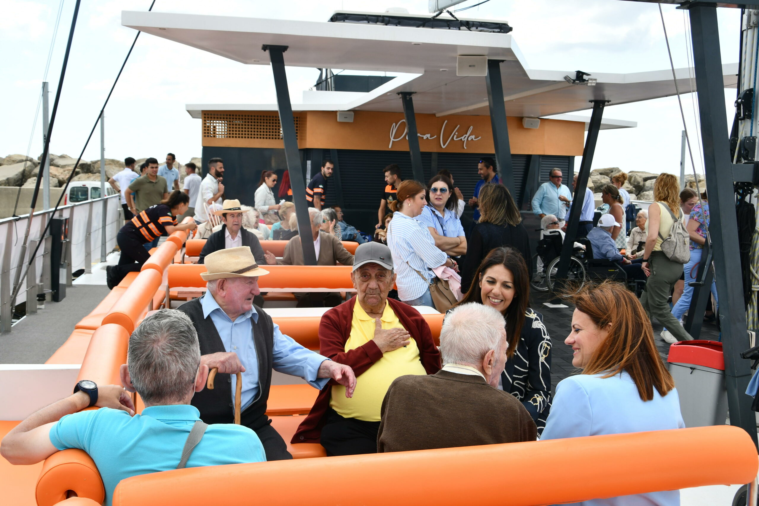 #SANROQUE Paseo en barco y desayuno para los abuelos de las residencias del Casco y San Enrique