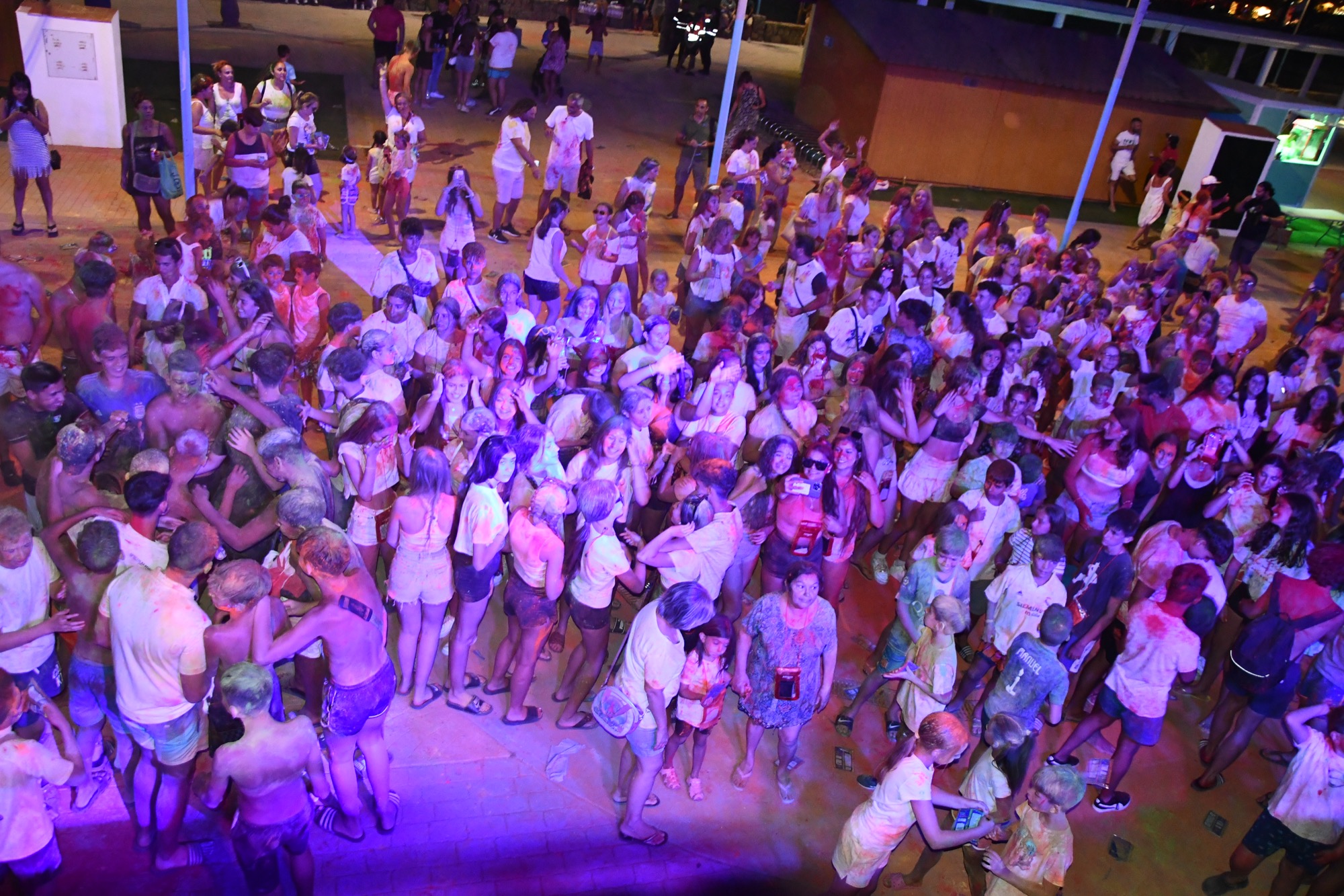#SANROQUE Torreguadiaro se “tiñe de colores” con la Holi Fiesta de Juventud