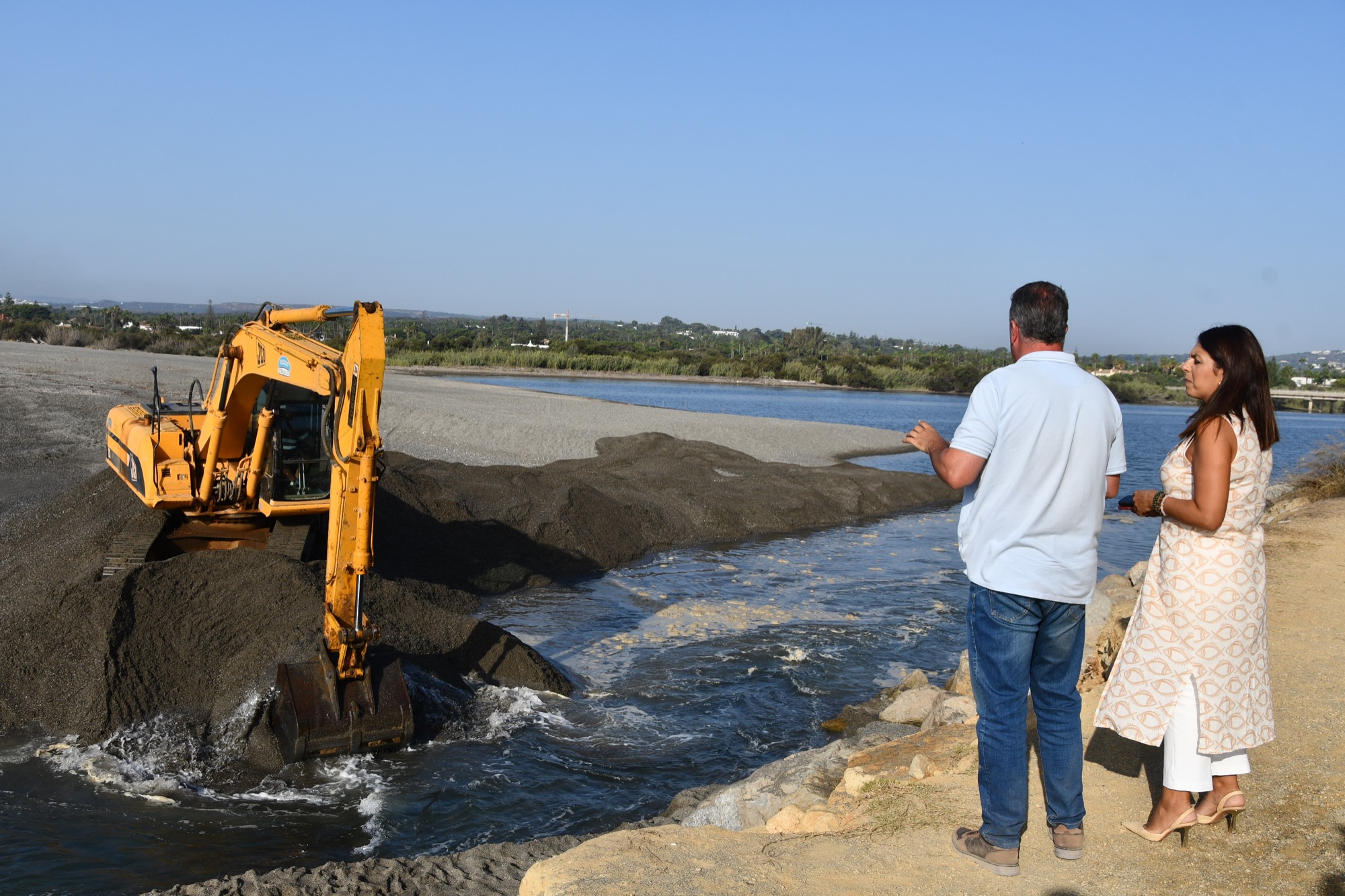 #SANROQUE El Ayuntamiento vuelve a abrir la bocana del río Guadiaro, a pesar de ser competencia de la Junta