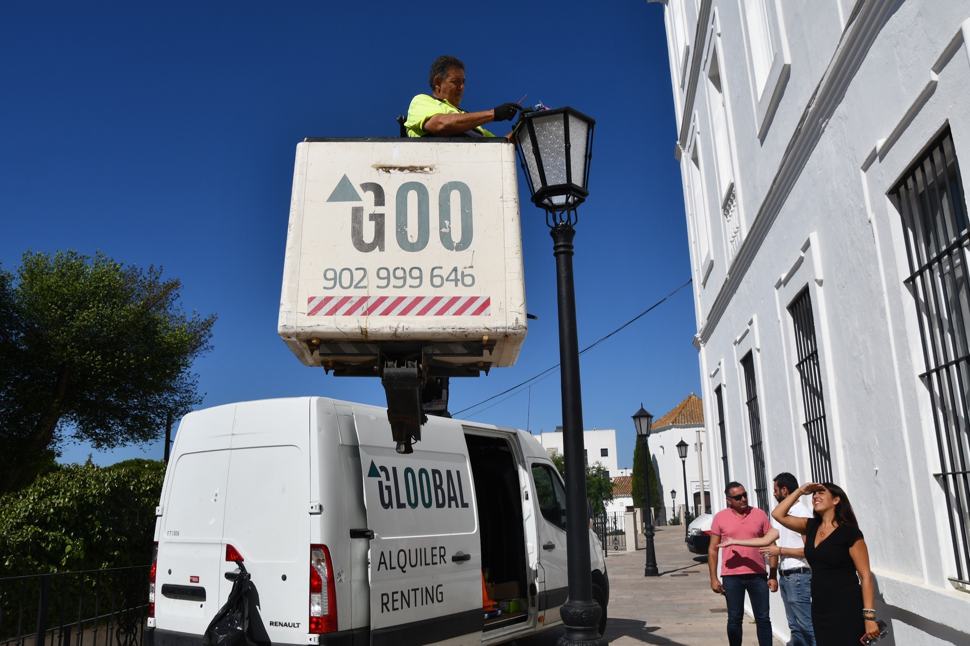 #SANROQUE Sustitución de 61 lámparas de sodio de la Plaza de las Constituciones por otras de tecnología led