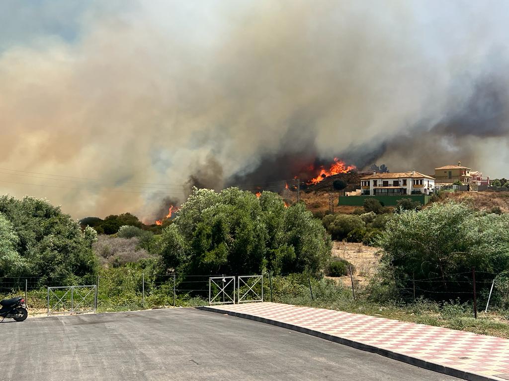 #LALÍNEA Labores de refresco en Santa Margarita tras el incendio declarado ayer