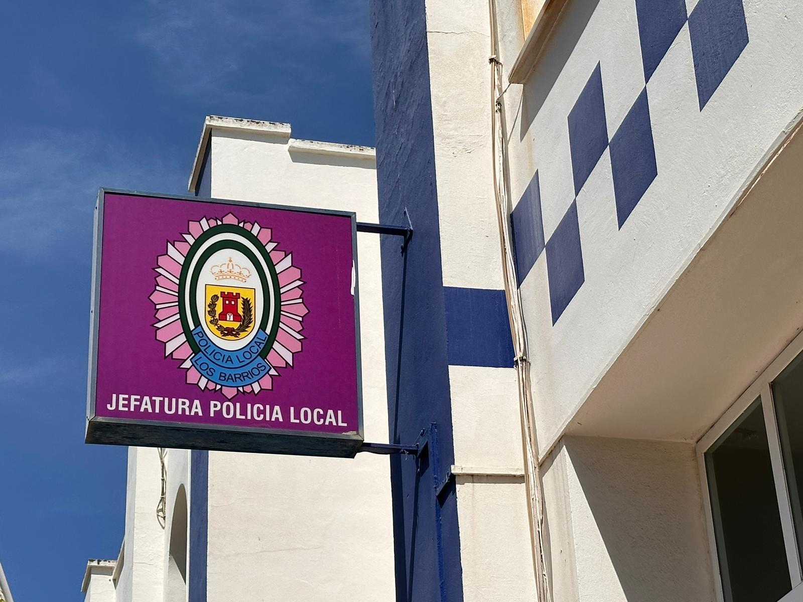 #LOSBARRIOS La Policía Local rescata a un bañista en la playa de Palmones