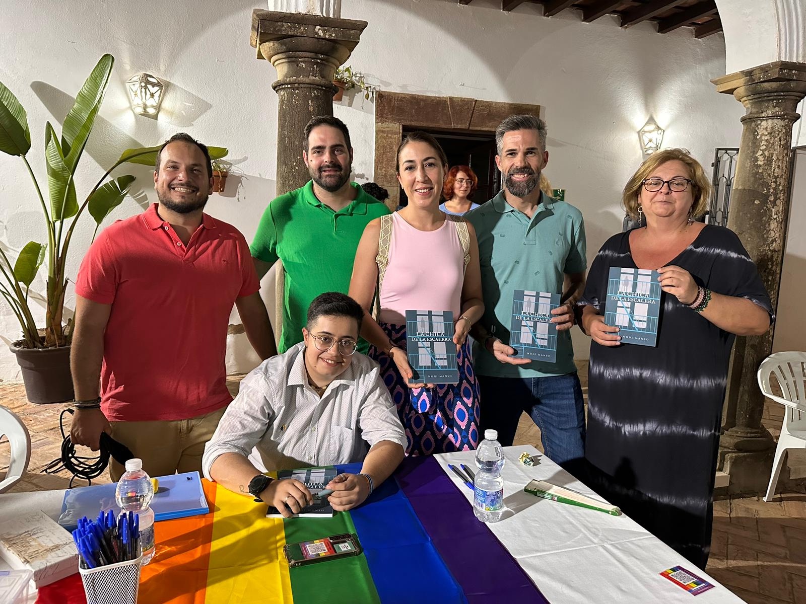 #LOSBARRIOS Presentada en la Casa de la Cultura la novela “La chica de la escalera” del autor algecireño Noni Manso
