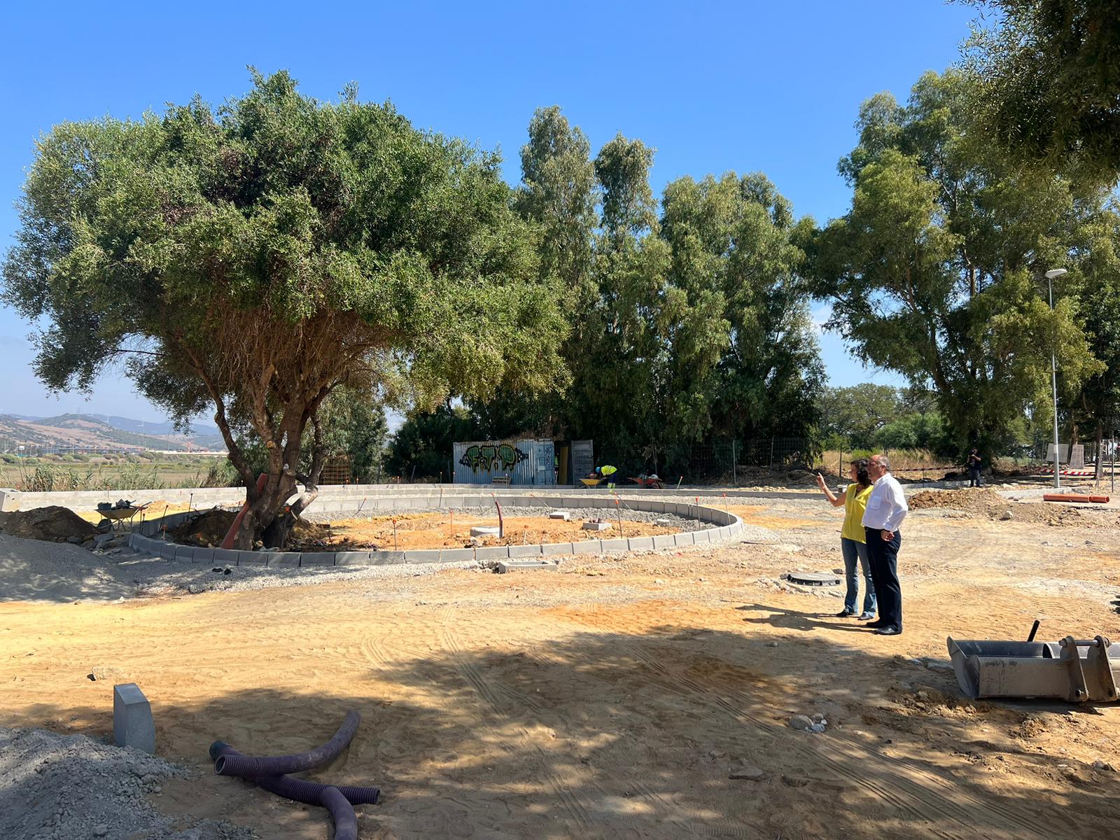 #ALGECIRAS El alcalde supervisa las obras de la nueva rotonda en la Avenida Embarcadero