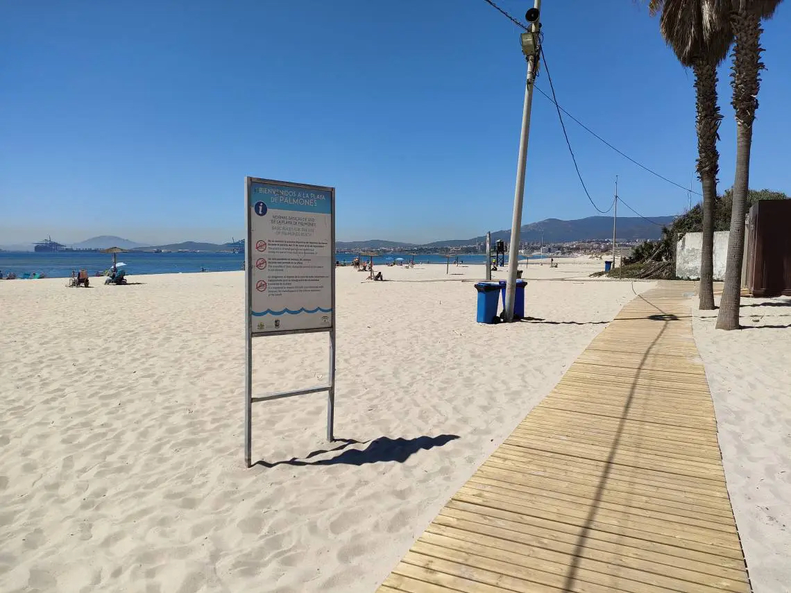 #LOSBARRIOS El servicio de socorrismo llevó a cabo dos acciones de rescate acuático en la playa de Palmones
