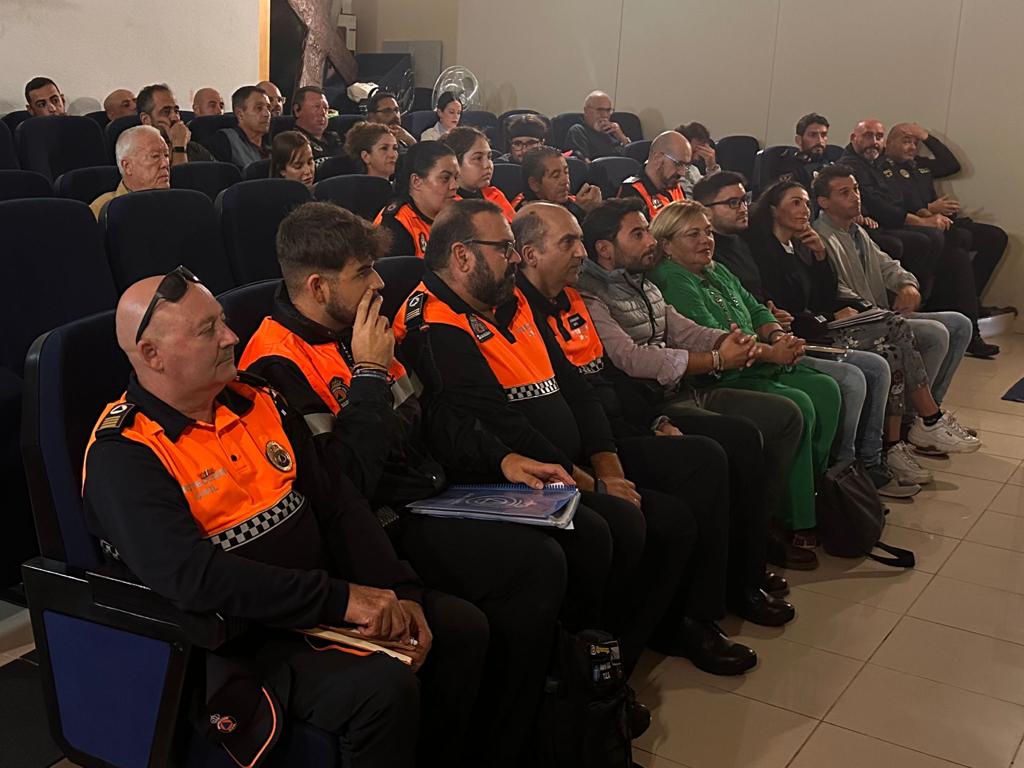 #LOSBARRIOS Medio centenar de personas participan en el taller sobre terrorismo yihadista