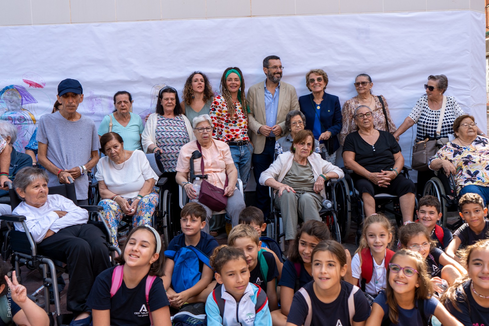 Murales en la fachada de la Galería Manolo Alés conmemoran el Día Mundial de las personas mayores
