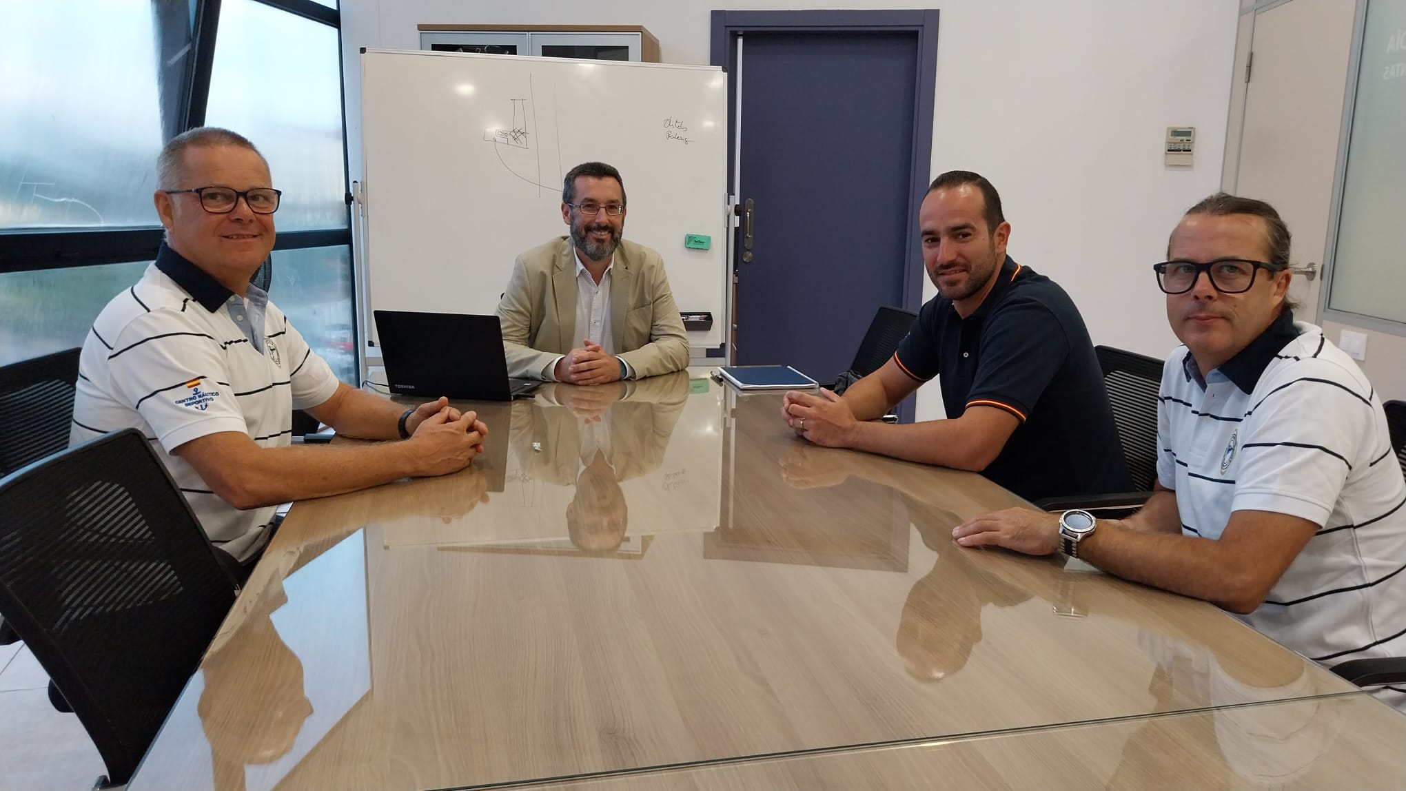 El alcalde recibe a la nueva junta directiva del Club Marítimo Linense