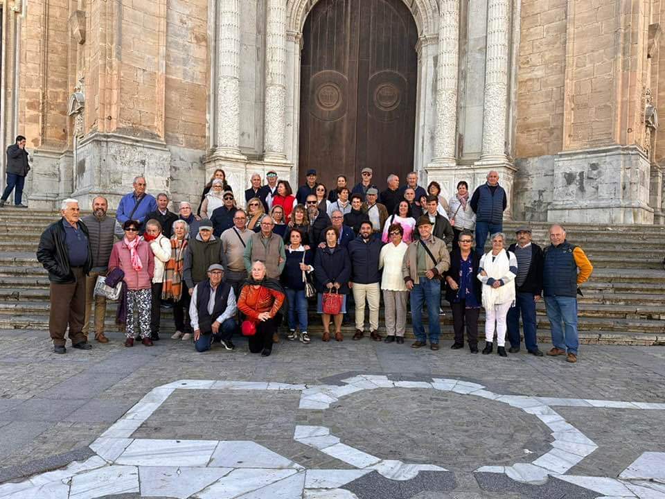 #LOSBARRIOS Un grupo de usuarios de los huertos de ocio  realizan una visita cultural a Cádiz