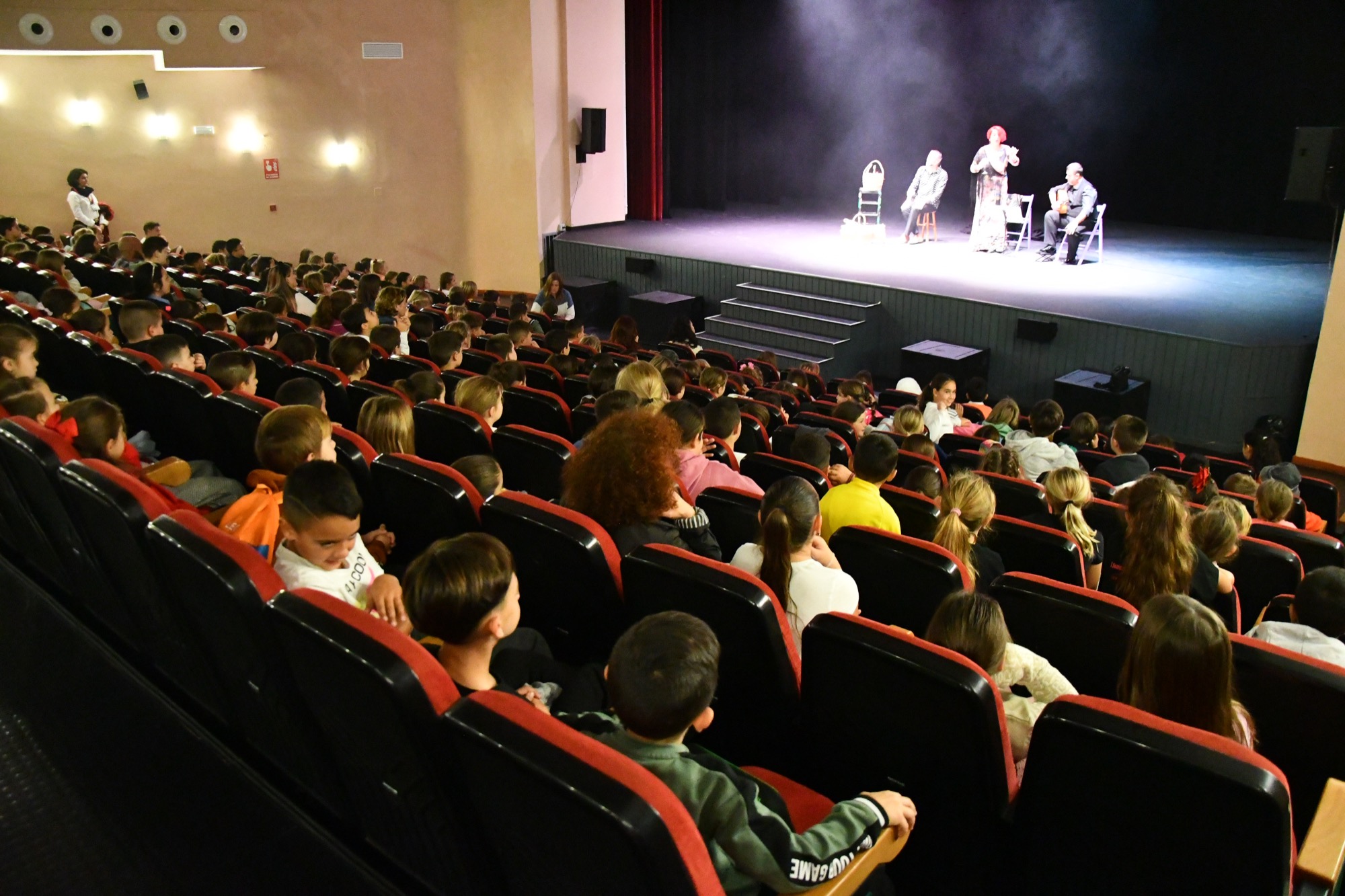 #SANROQUE Cuentacuentos sobre Flamenco para 650 escolares, en el Teatro por el Día del Flamenco