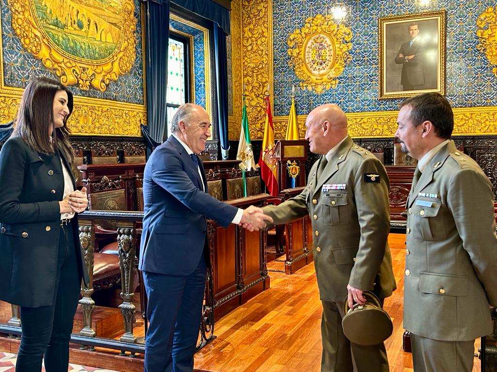 #ALGECIRAS Landaluce recibe al nuevo teniente coronel del Batallón de Guerra Electrónica 132