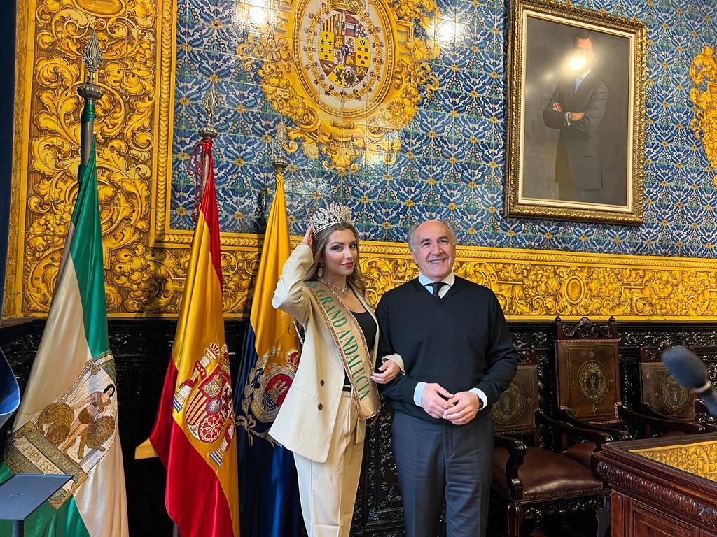 #ALGECIRAS El alcalde recibe a María Llamas que representará a Andalucía en el certamen Miss Grand España 2024
