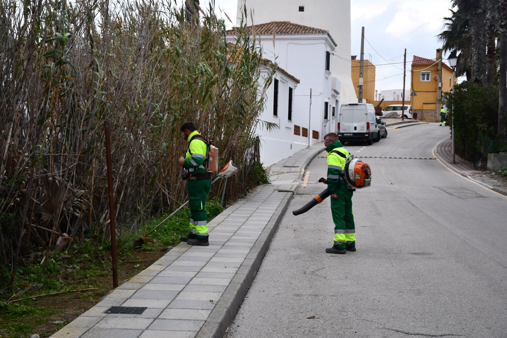 #SANROQUE Limpieza integral, este miércoles, por la calle de La Iglesia en Torreguadiaro