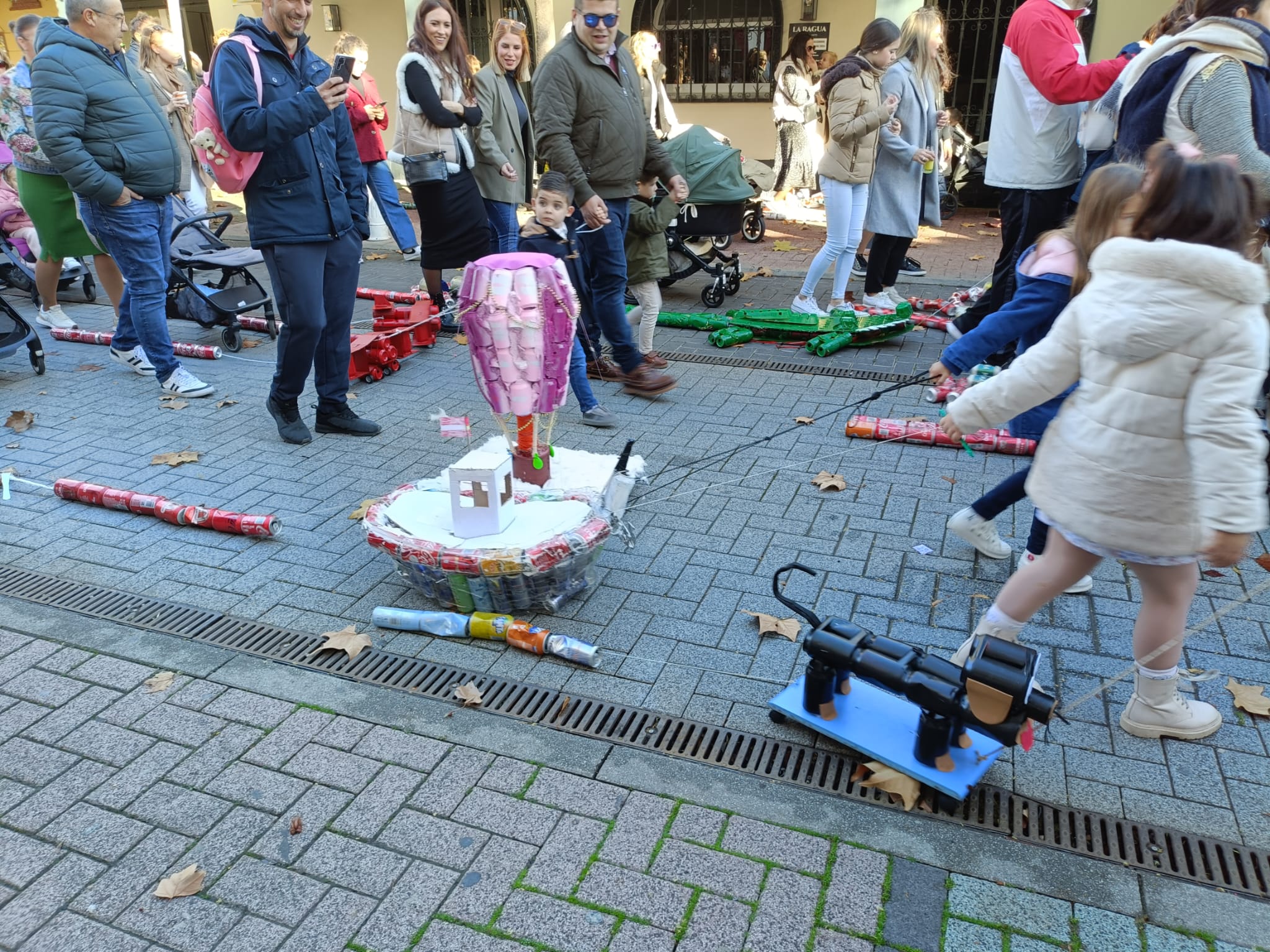 #LOSBARRIOS Los Reyes Magos llenan de ilusión las calles de Palmones en una divertida y multitudinaria cabalgata