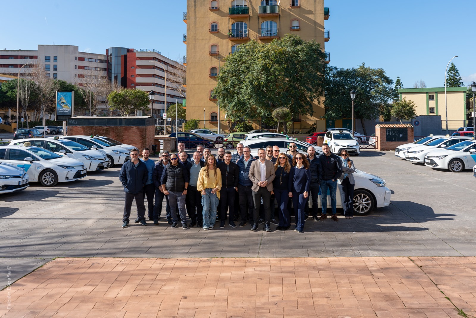 La cooperativa de taxistas presenta al alcalde su flota de vehículos híbridos