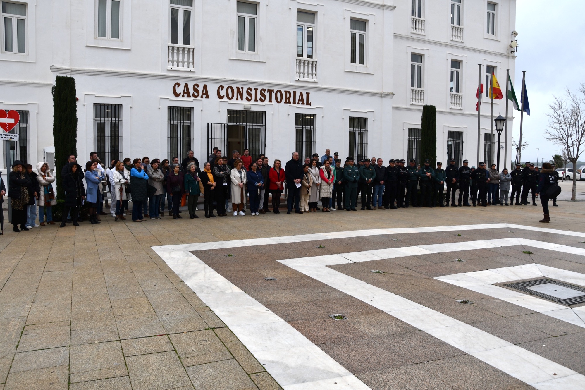 #SANROQUE Concentración frente al Ayuntamiento en repulsa por el asesinato de dos guardias civiles en Barbate