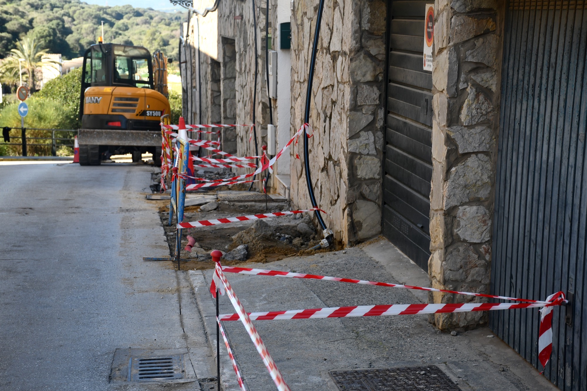 #SANROQUE Obras y Servicios repone acerado en la calle Constitución