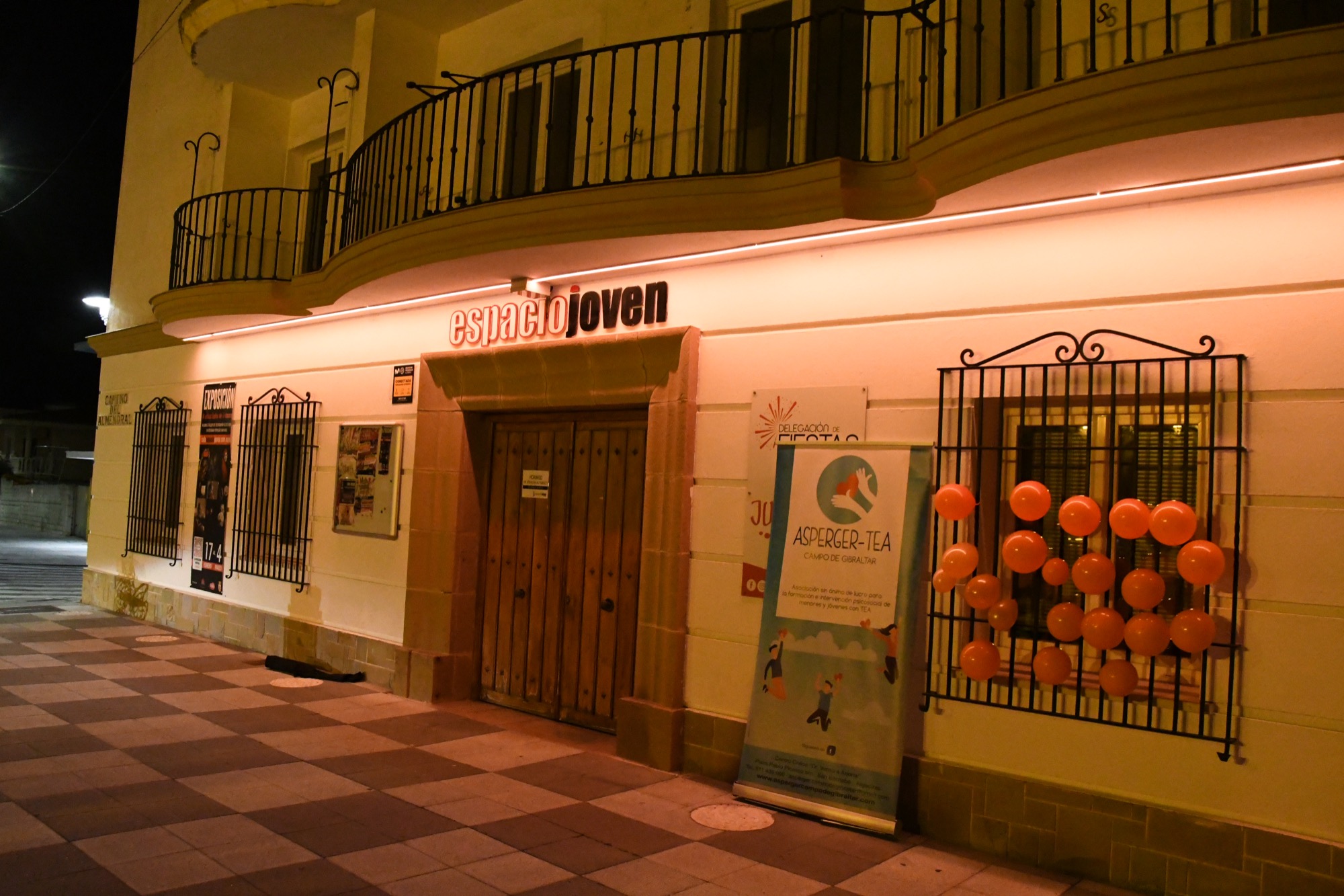 #SANROQUE El municipio conmemora el Día Internacional del Asperger iluminando de naranja el Espacio Joven