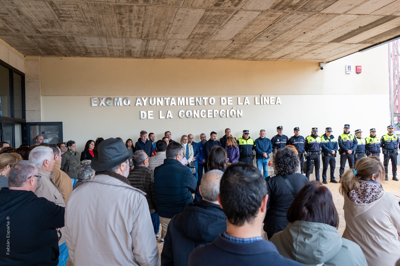 El alcalde participa en la concentración de repulsa convocada esta mañana en Barbate por el homicidio de dos guardias civiles el pasado viernes
