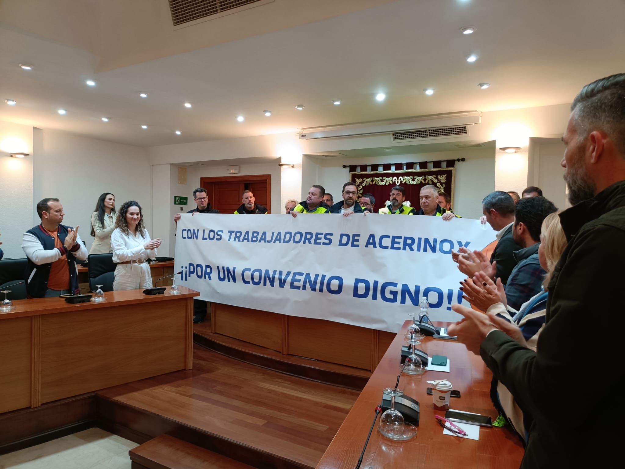 #LOSBARRIOS La Corporación Municipal muestra su apoyo a los trabajadores de Acerinox en sus reivindicaciones