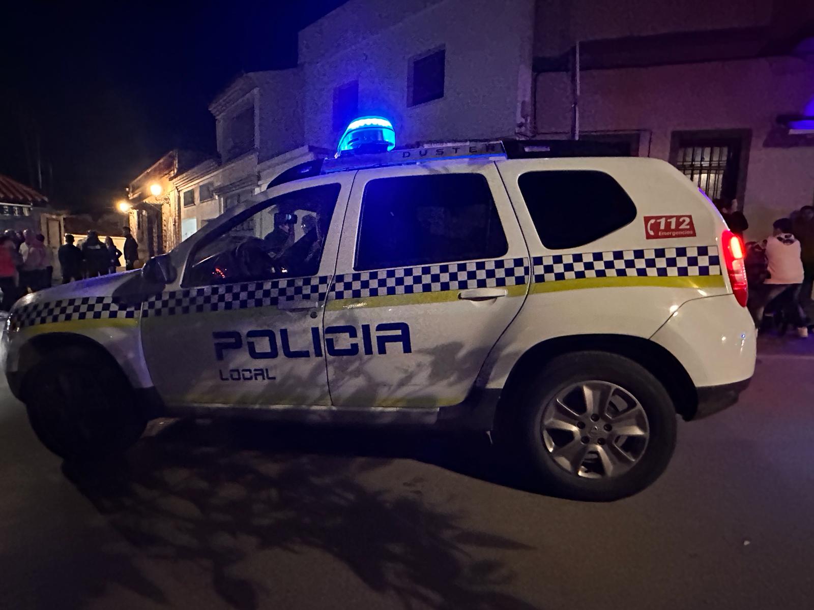 #LOSBARRIOS La Policía Local rescata una niña de dos años que se había quedado encerrado dentro de su casa