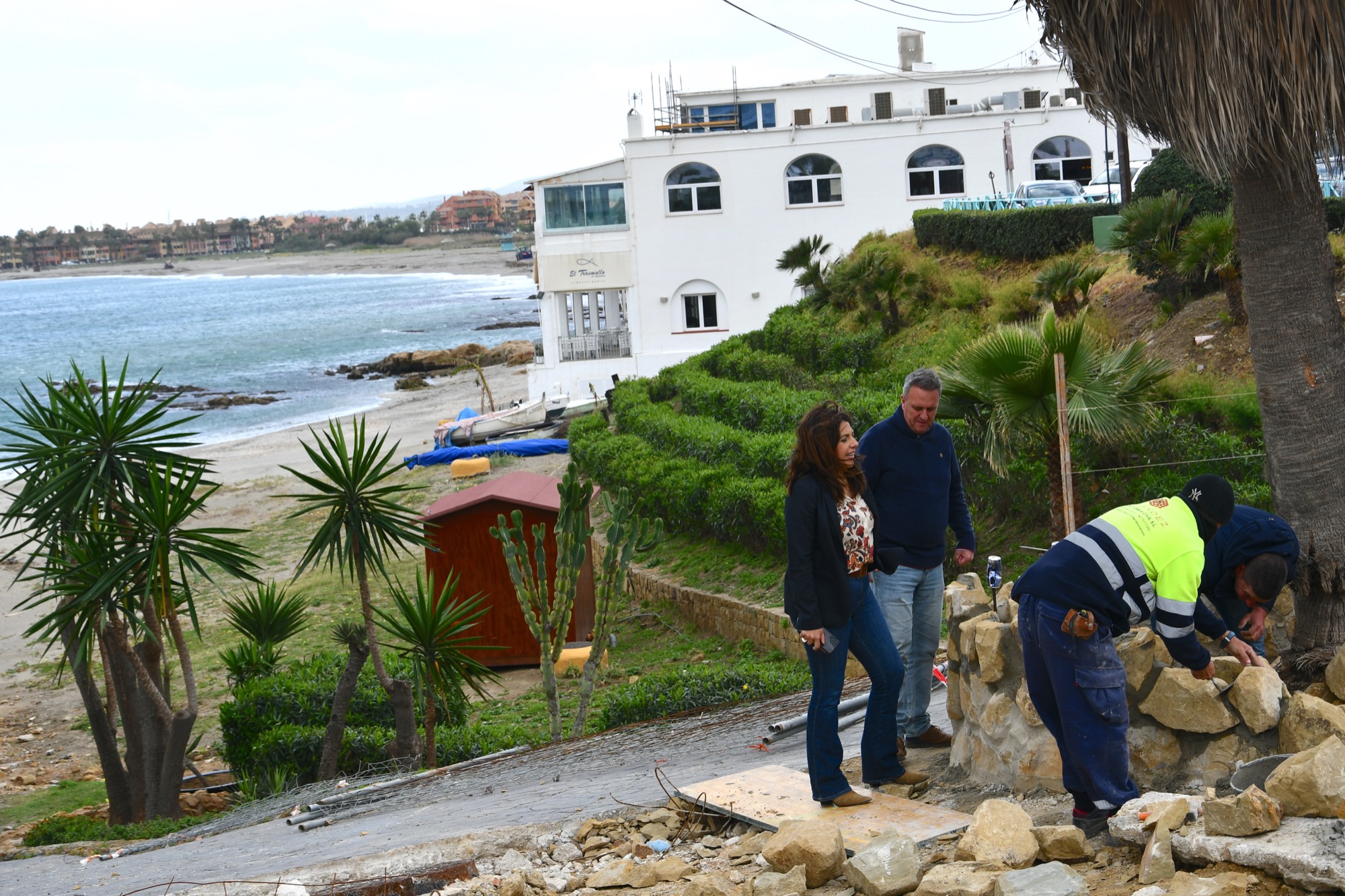 #SANROQUE Mejoran el acceso entre la parada de bus y el nuevo edificio de Torreguadiaro