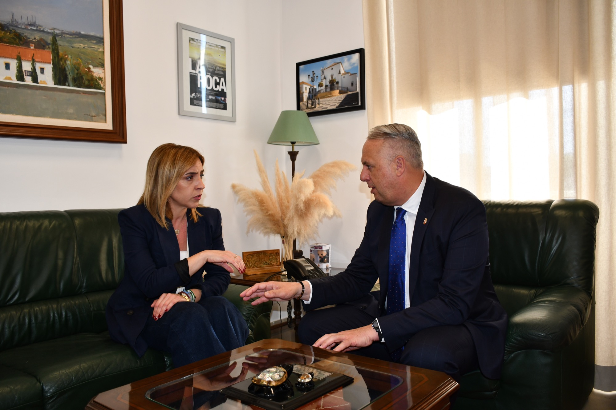 Ruiz Boix se reúne con la presidenta de Diputación, a la que plantea tres proyectos