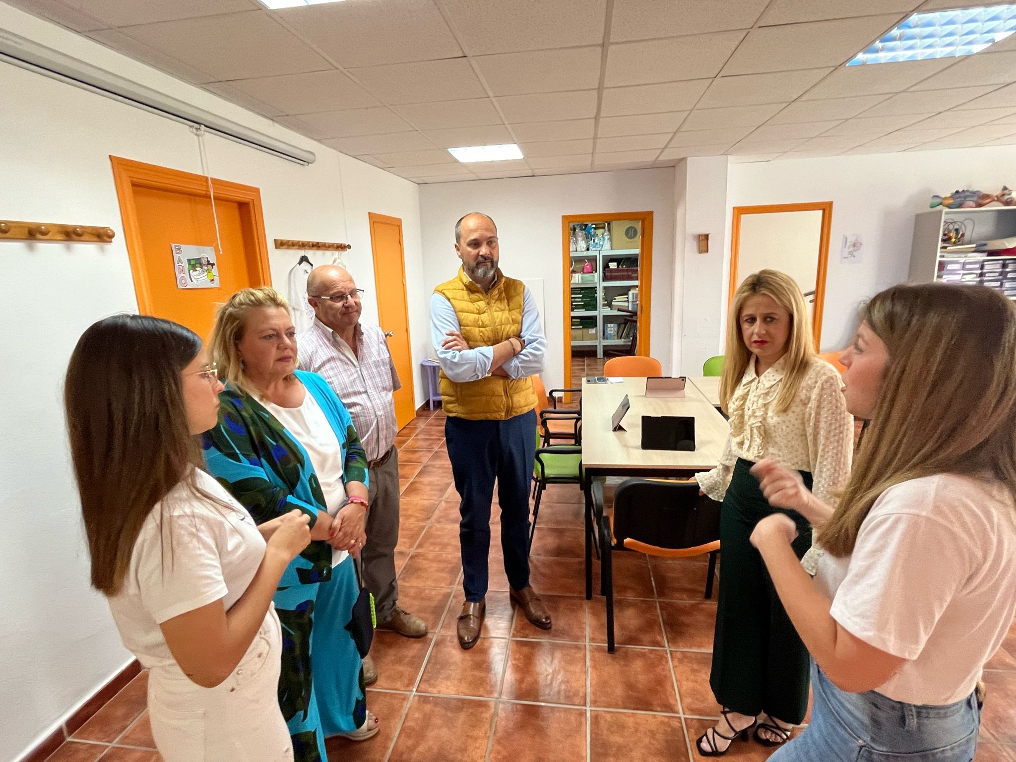 Visita municipal a la sede de la Asociación de Alzheimer Barreño para conocer las mejoras realizadas por el Ayuntamiento