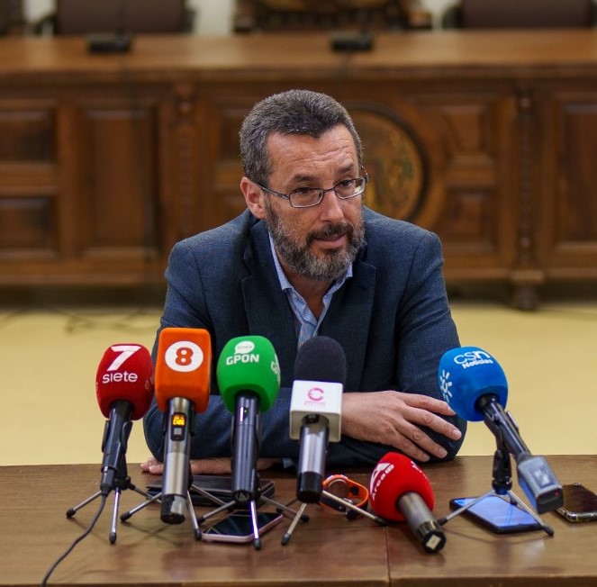 El alcalde permanece expectante ante el acuerdo sobre Gibraltar tras la comunicación con Albares