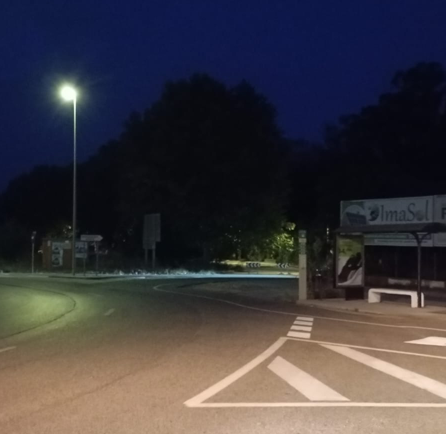 #LOSBARRIOS El Ayuntamiento mejora el alumbrado para la parada de autobús ubicada a la entrada de la Dehesa