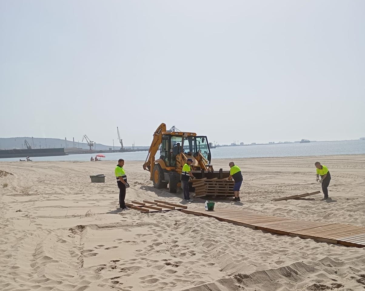 #LOSBARRIOS El Ayuntamiento ultima los trabajos de equipamiento en la playa de Palmones para el inicio de la temporada el 15 de junio