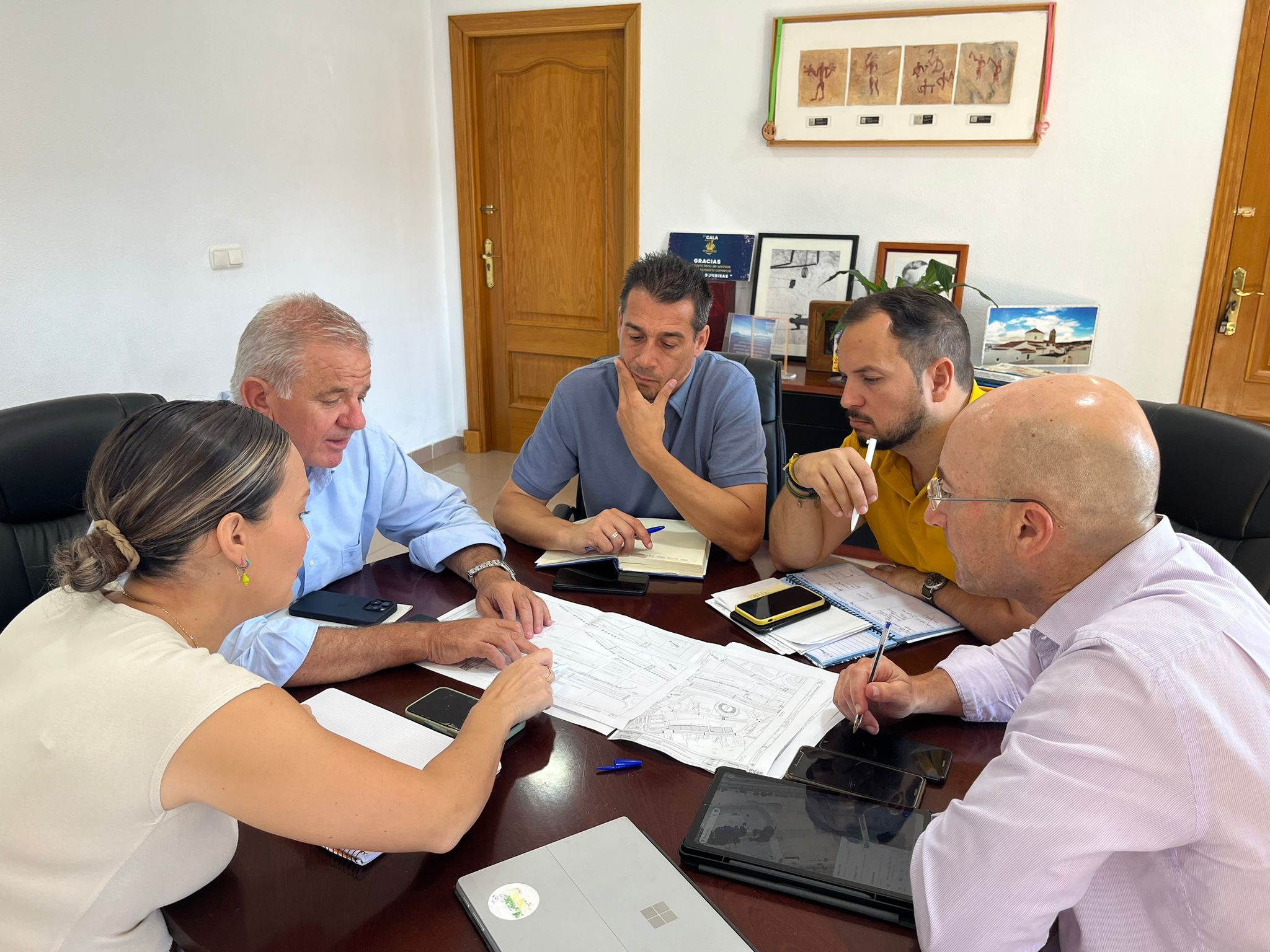 Reunión de coordinación para planificar el inicio de las obras de la primera fase de la reforma del pavimento del recinto ferial