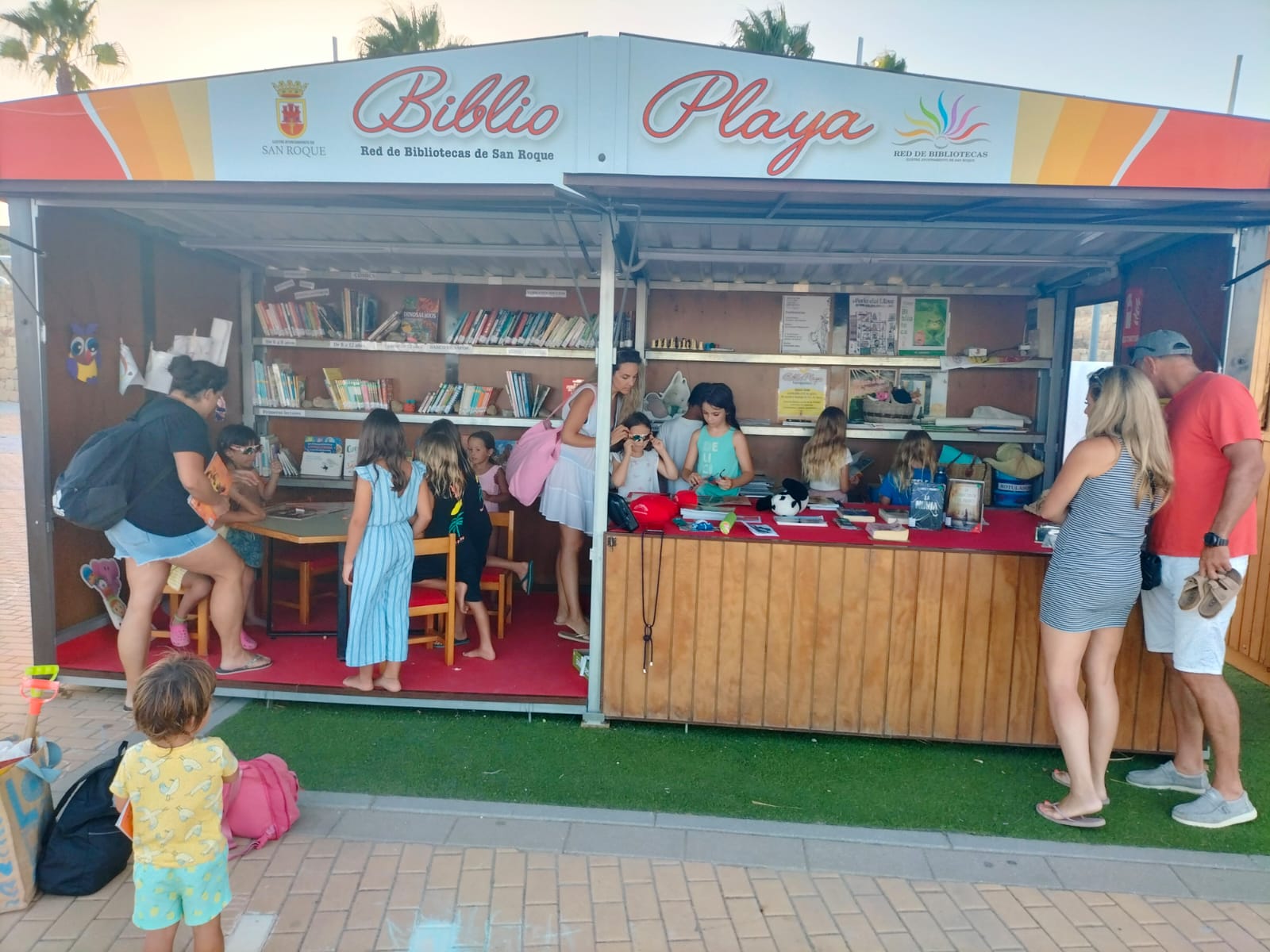 La Biblio-playa sigue activa en Torreguadiaro