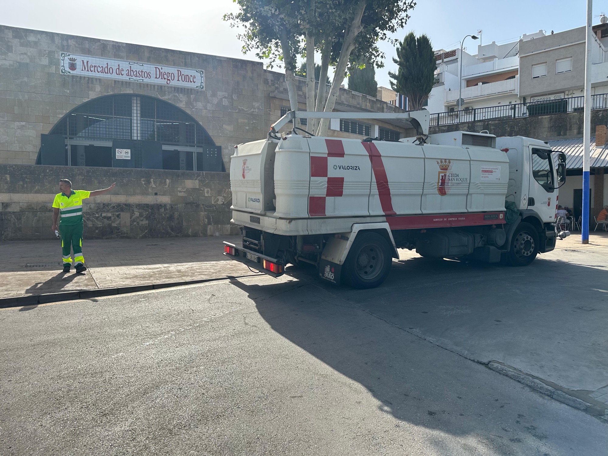 Limpieza a fondo del recinto ferial de El Ejido de cara al inicio de la Feria Real