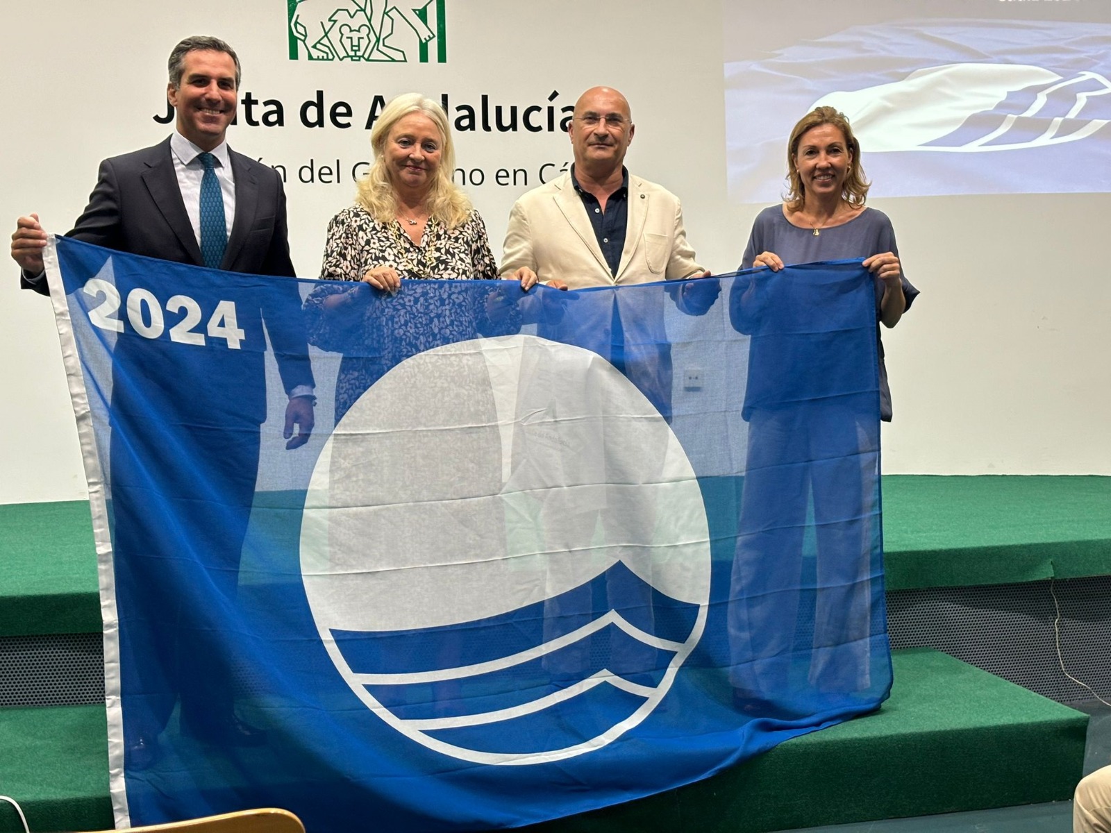 El Ayuntamiento recoge la Bandera Azul para la playa de Getares