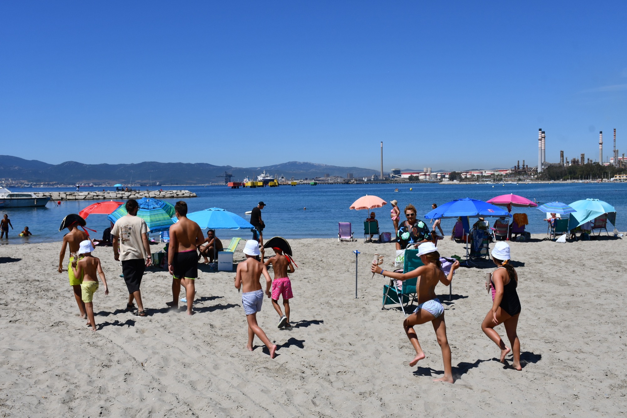 “Cuida tu litoral” convoca a decenas de familias en la playa de Campamento