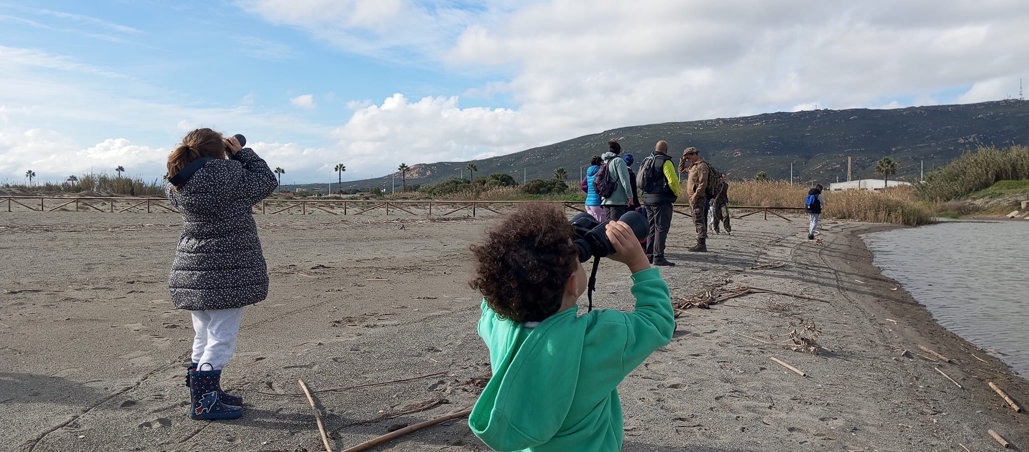 Ecolocaliza visita a Arroyo Negro dentro de sus talleres sobre biología marina haciendo uso de la nueva Guía de Fauna y Flora Local