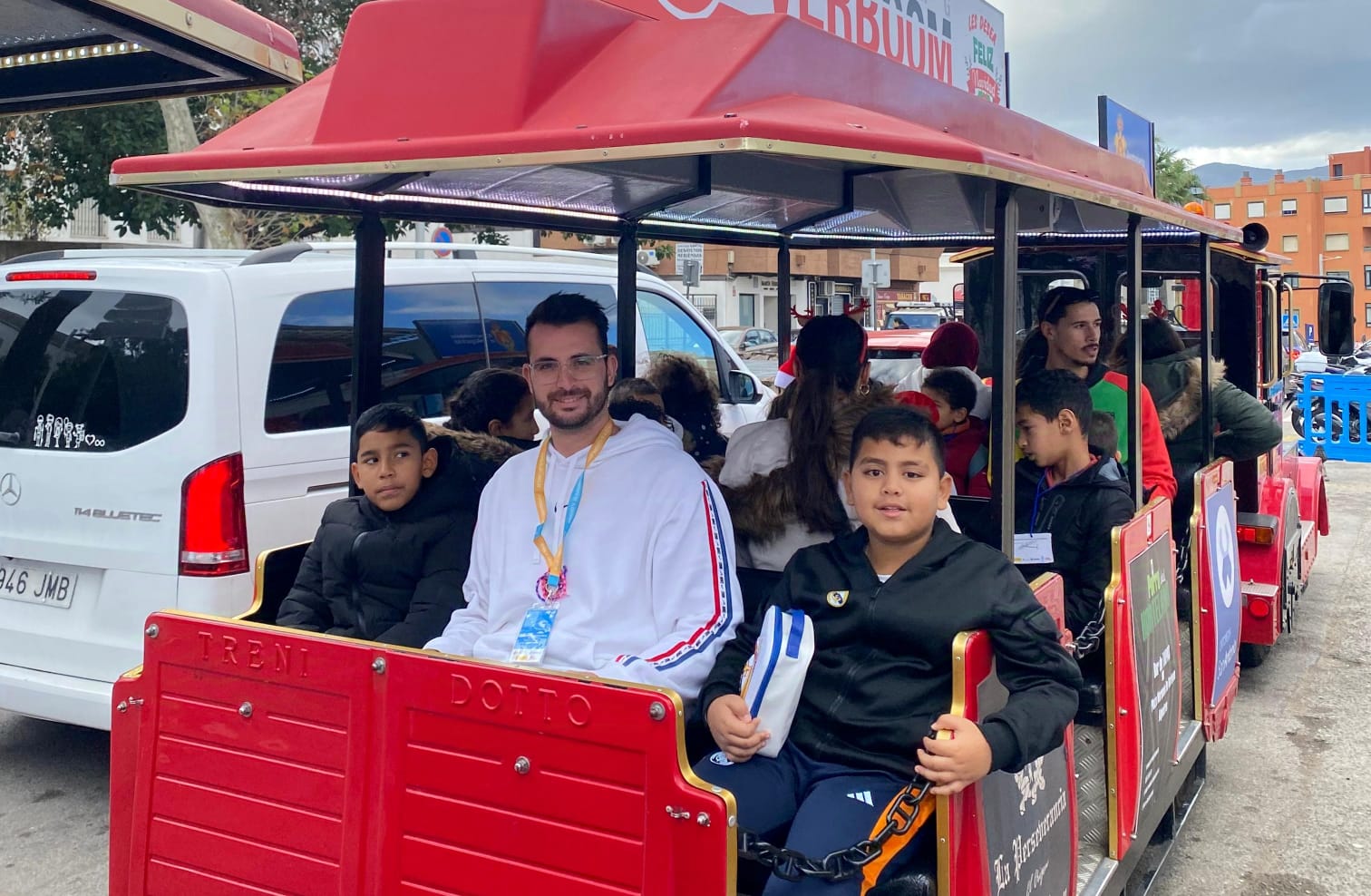 Más de 60 niños y jóvenes del ‘Centro Abierto’ disfrutan de un paseo en el trenecito navideño
