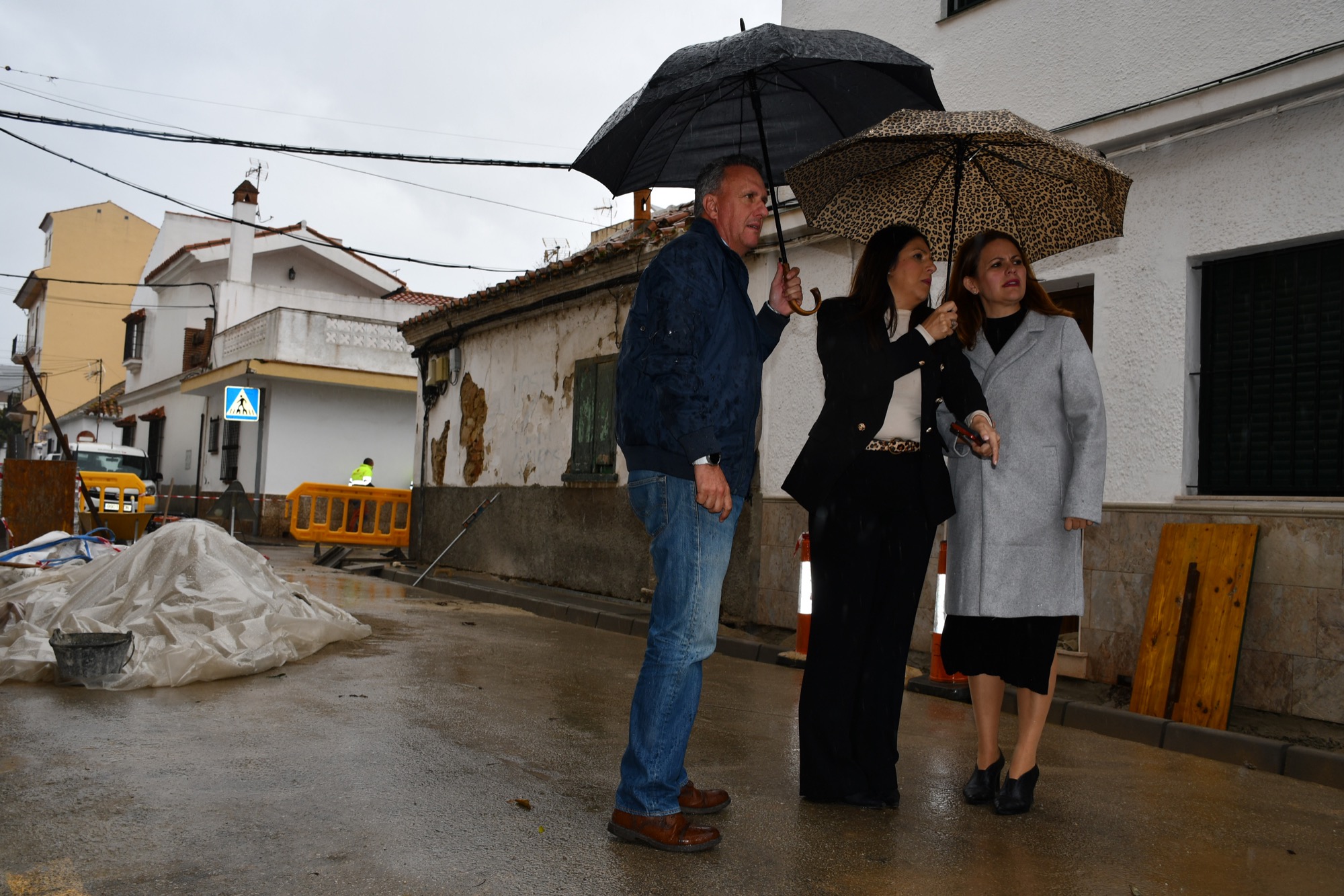 Visita a las obras de acerado en la calle Aurora en Campamento