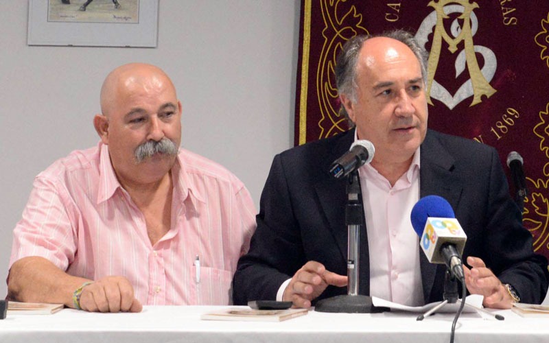 El alcalde felicita a Juan Moya por el Premio Ateneo 2025