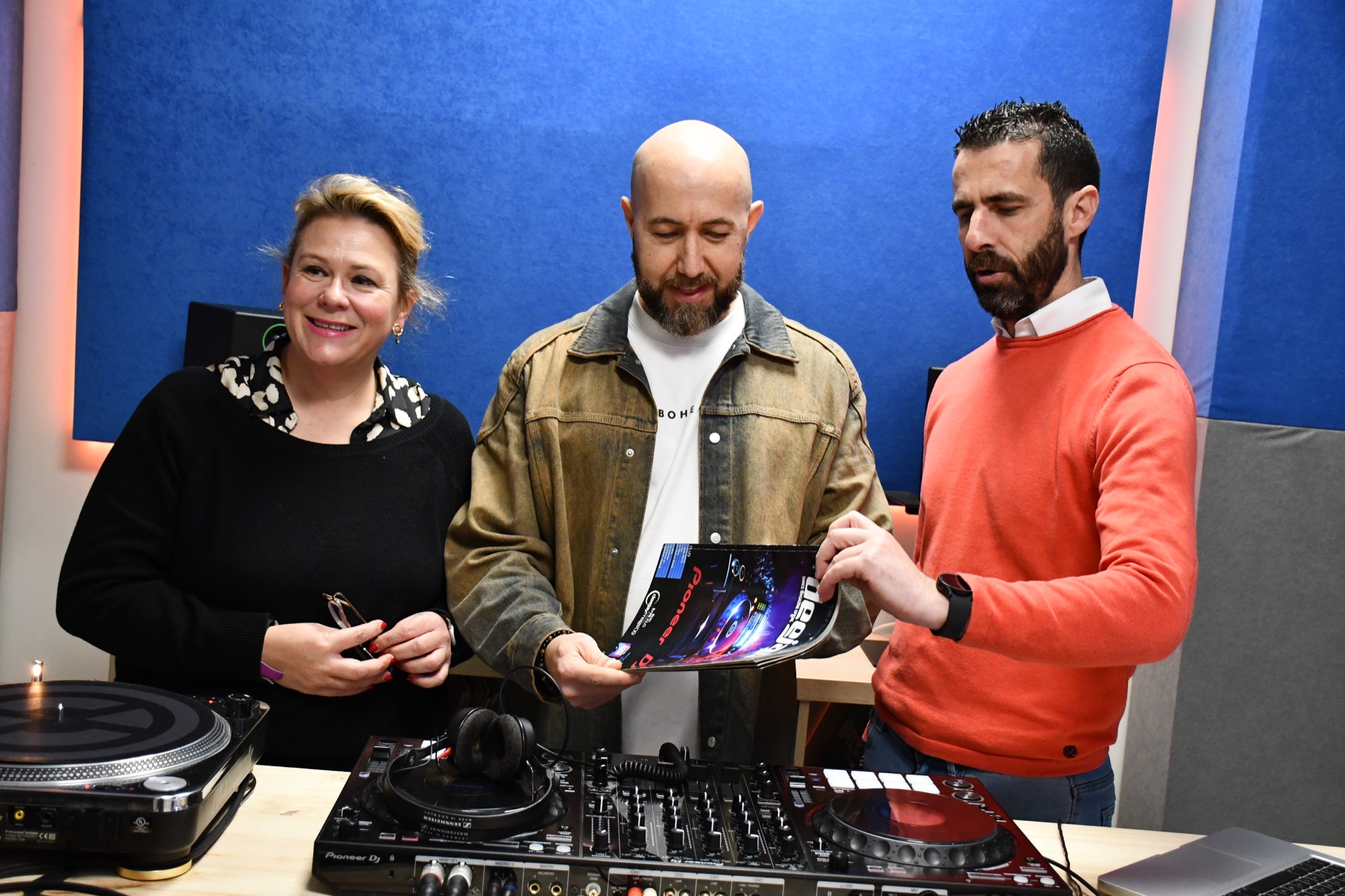 Visita municipal a los estudios de grabación Maitri Récords