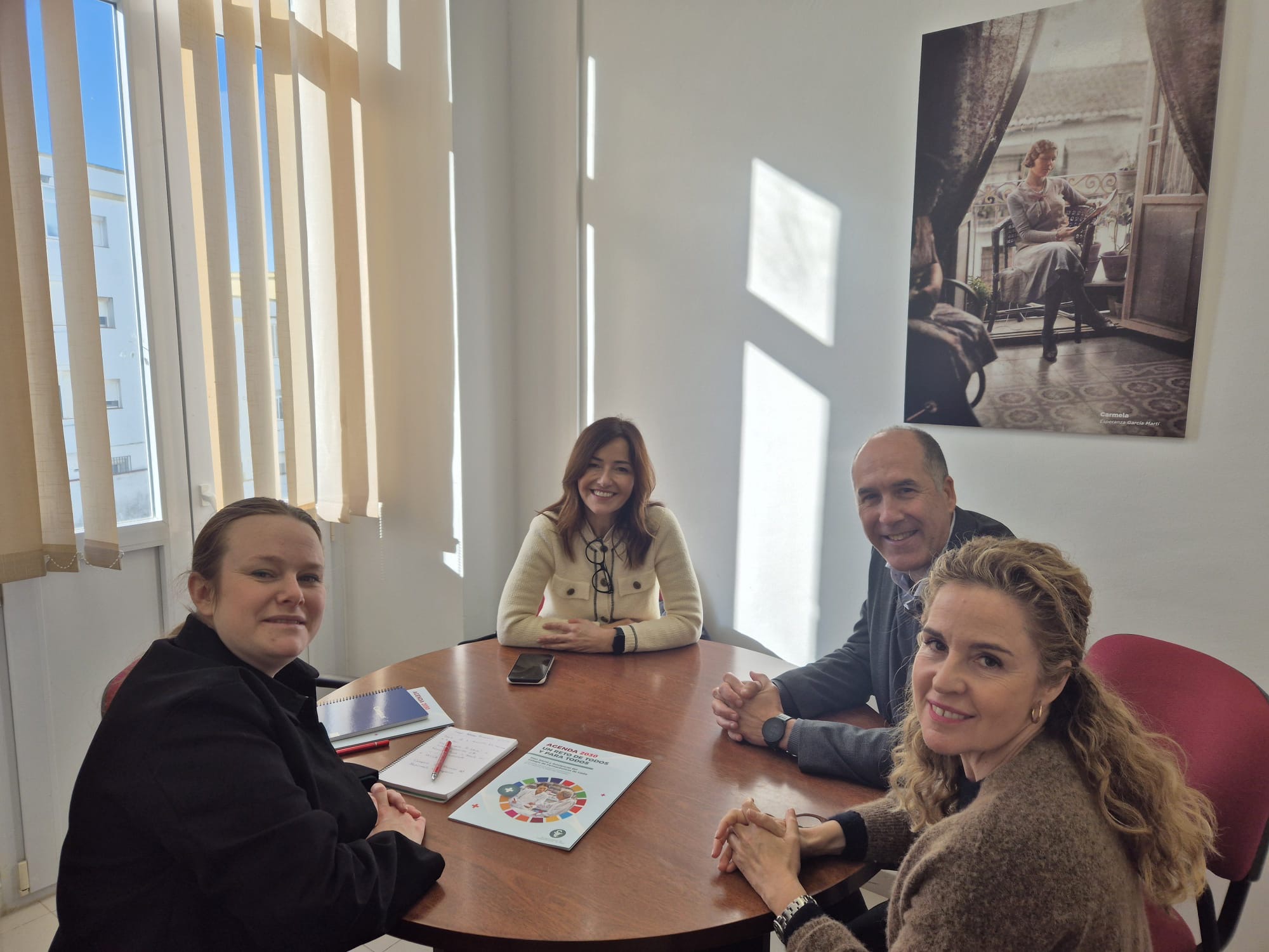 Reunión con el Colegio de Farmacéuticos para ofrecer charlas sobre distintos programas