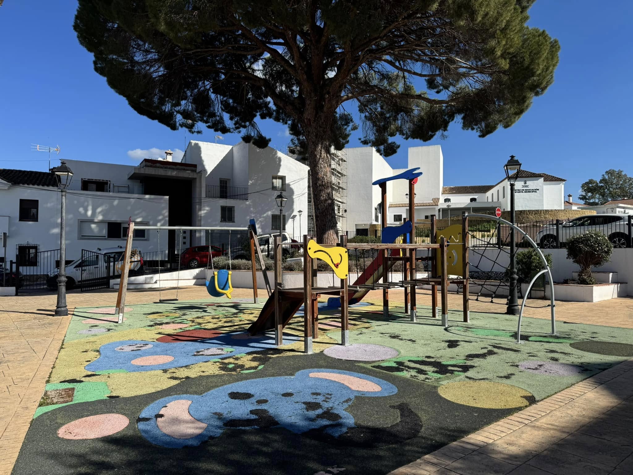 REALIZADOS TRABAJOS DE MANTENIMIENTO EN LOS PARQUES INFANTILES DEL MUNICIPIO