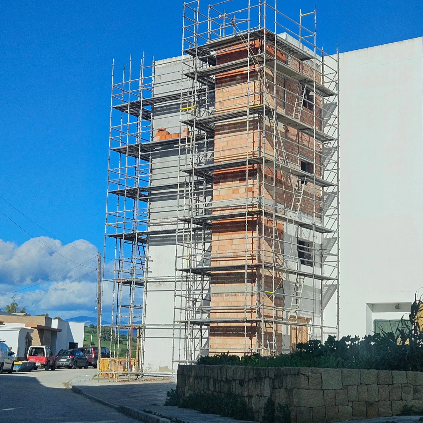 EL AYUNTAMIENTO DE JIMENA DE LA FRONTERA PUBLICA LA LICITACIÓN  DEL CAMBIO E INSTALACIÓN DE CARPINTERÍAS EN LA RESIDENCIA Y CENTRO DE DÍA EL GURUGÚ