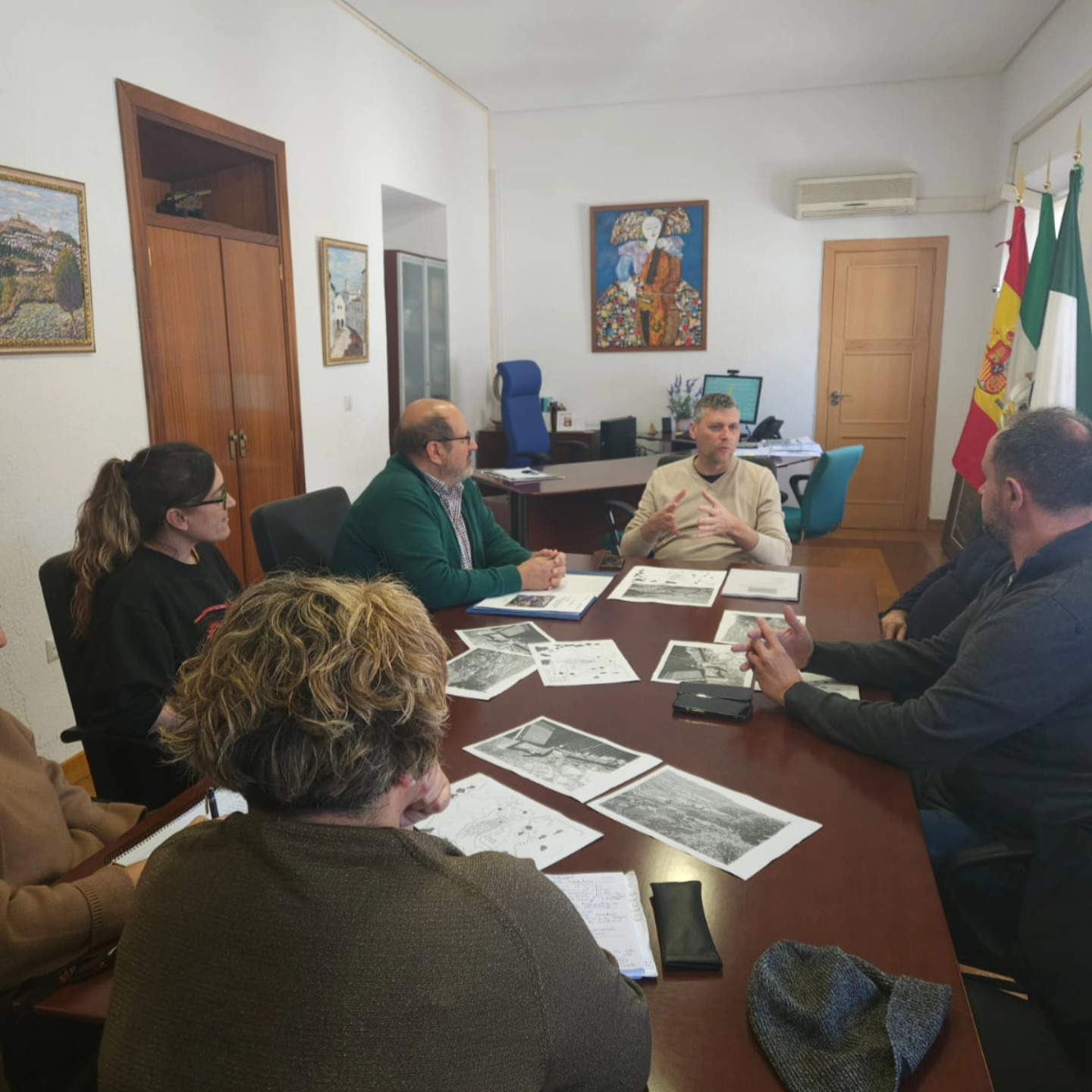 EL AYUNTAMIENTO DE JIMENA DE LA FRONTERA SE REÚNE CON EL EQUIPO DE INVESTIGACIÓN DE LAJA ALTA PARA COORDINAR LA CONTINUACIÓN DE LOS TRABAJOS