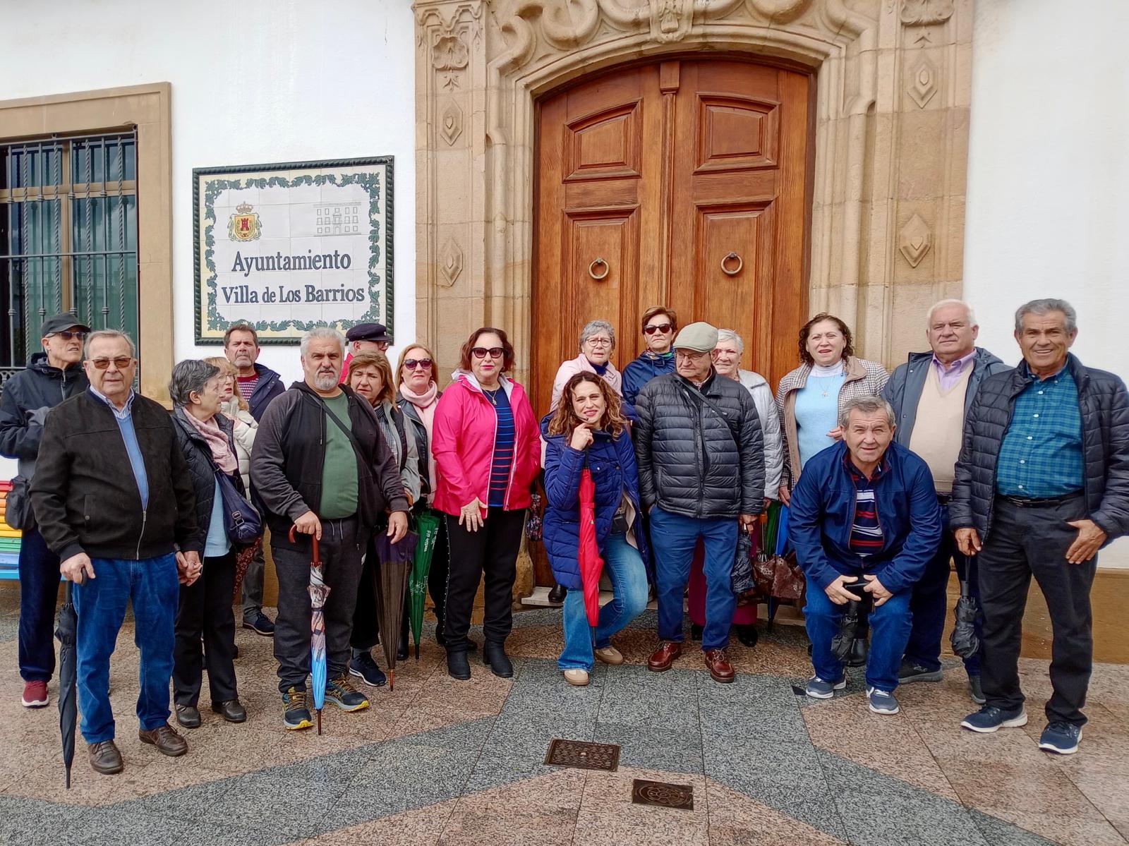 Un grupo de turistas mayores de Motril realizan una visita cultural a Los Barrios