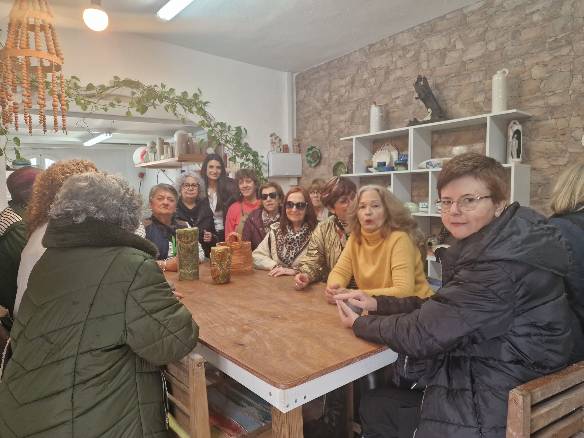 Patricia Bueno acompaña a las participantes del taller de cerámica para mayores