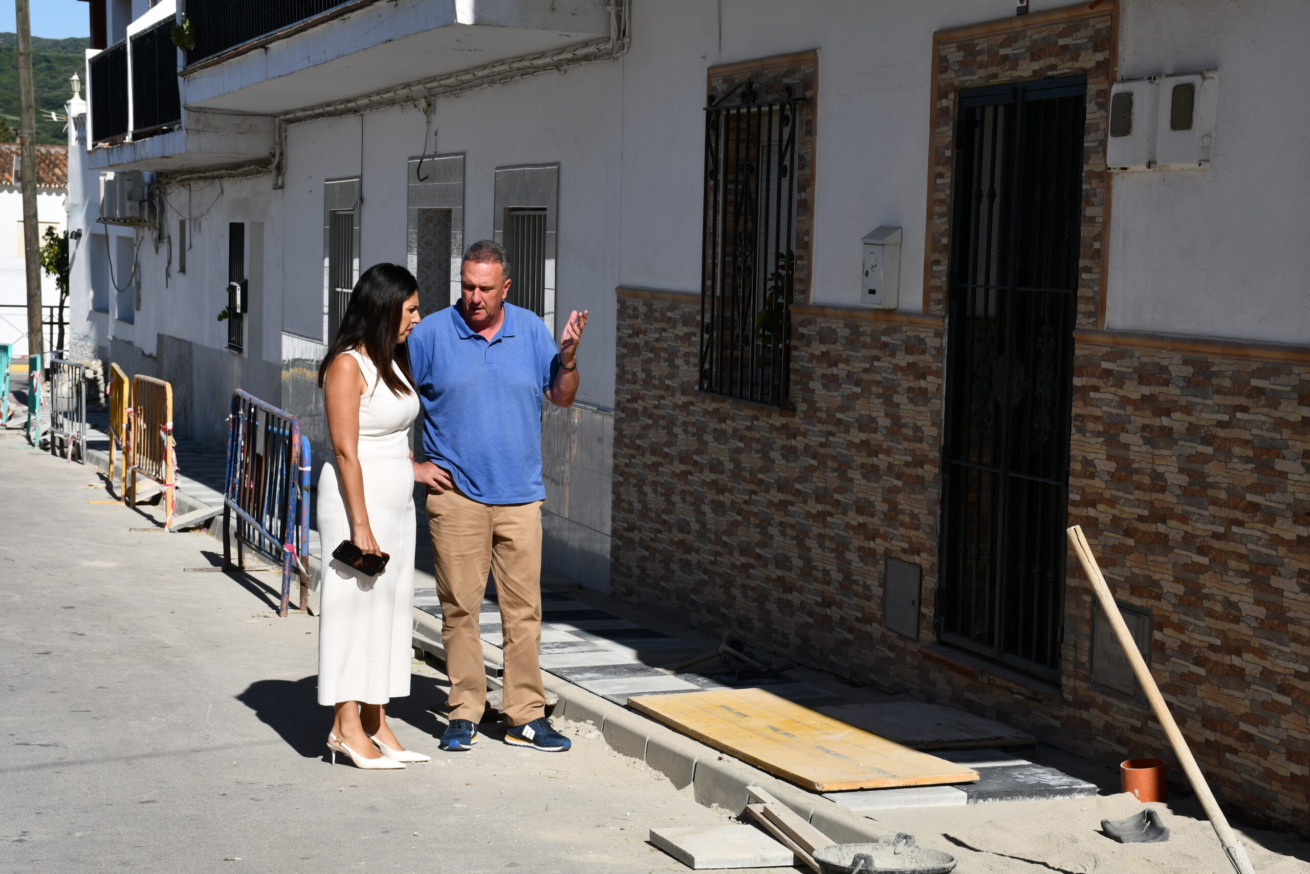 Visita a los trabajos de reposición de acerado en San Enrique